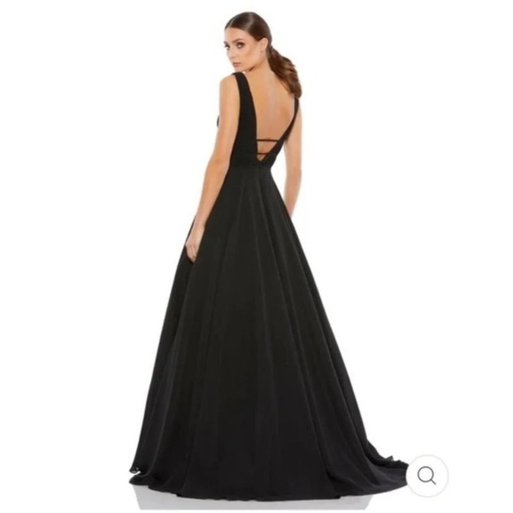 MAC DUGGAL PLUNGE V-NECK CHIFFON
BLACK BALL-GOWN  sz2  $499 - Picture 2 of 4